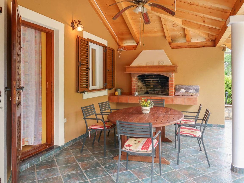 75 m² Ferienhaus ∙ 4 Gäste ∙ 2 Schlafzimmer 51250, Povile, Kroatien