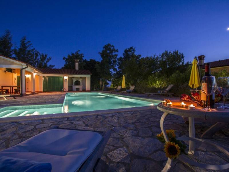Ferienhaus Maggie mit Pool in Vlakovo 12 Personen 315€ Pro Nacht