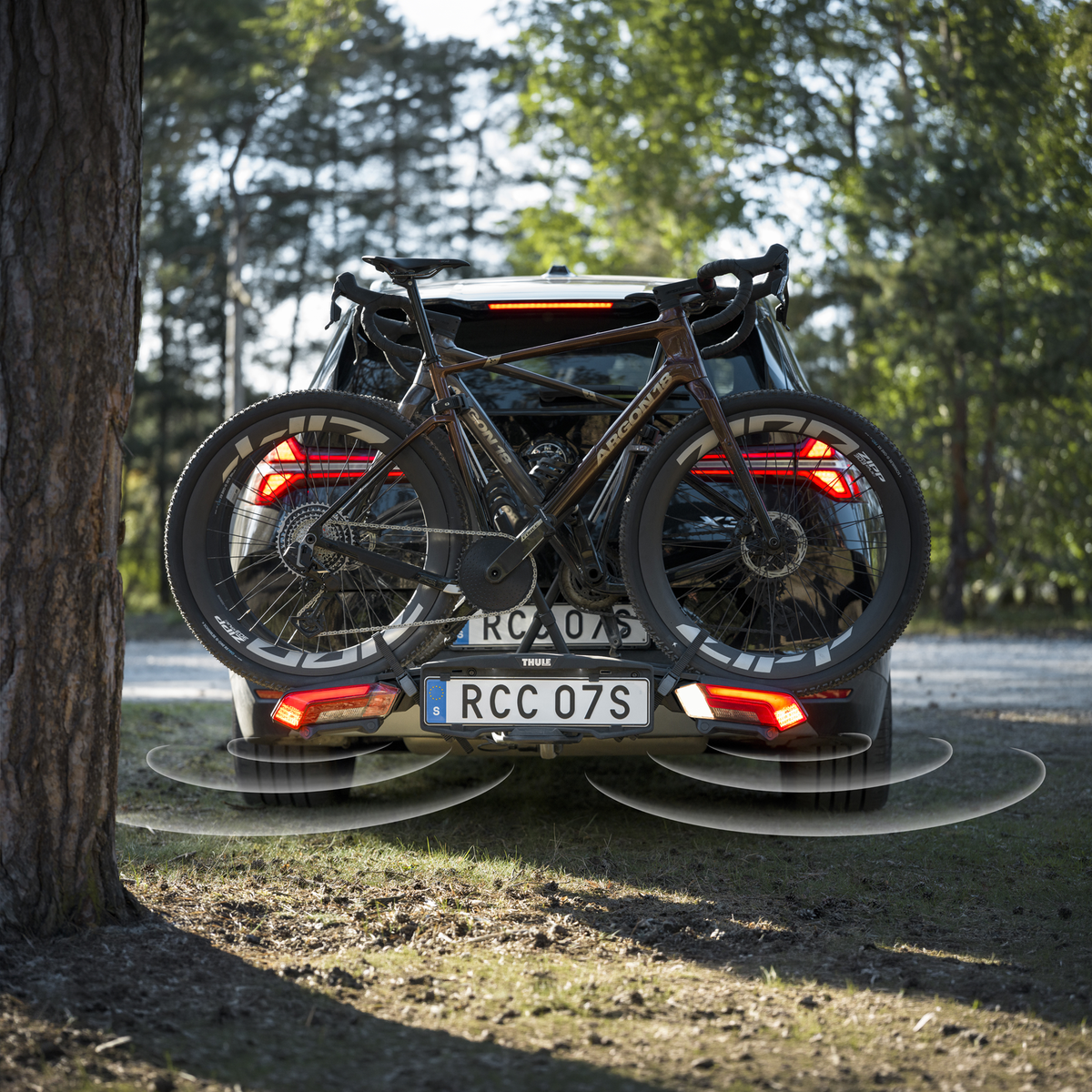 Thule Epos ParkSecure mit Parksensoren drei Fahrräder Premium