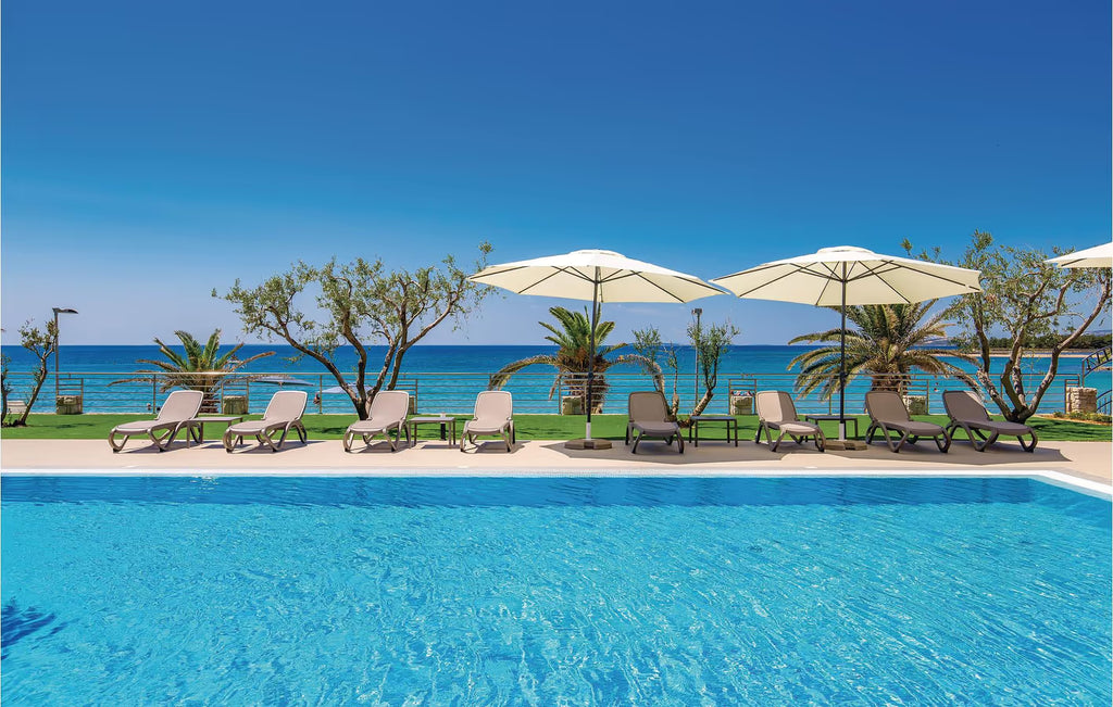 4 Personen Ferienwohnung mit Pool, 1000 m vom Strand