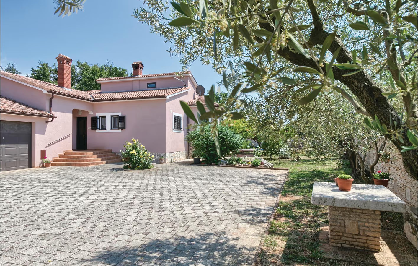 Geräumige 2-Zimmer-Wohnung mit Pool, WLAN und Garage – 1,1 km vom Strand entfernt
