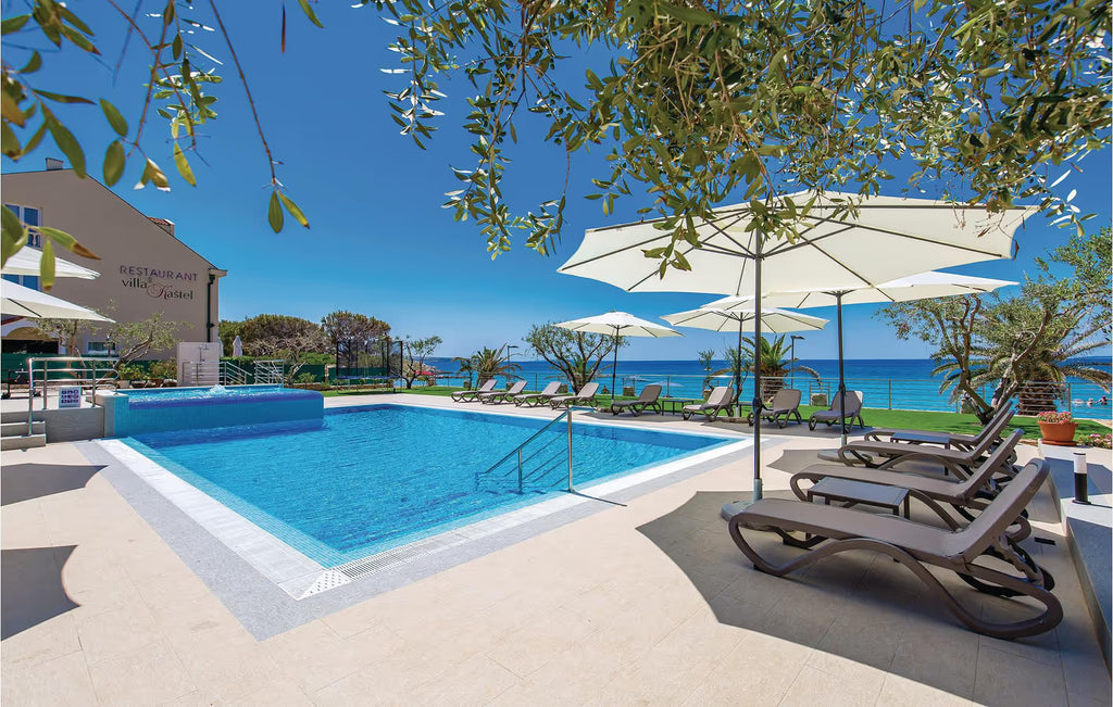 4 Personen Ferienwohnung mit Pool, 1000 m vom Strand