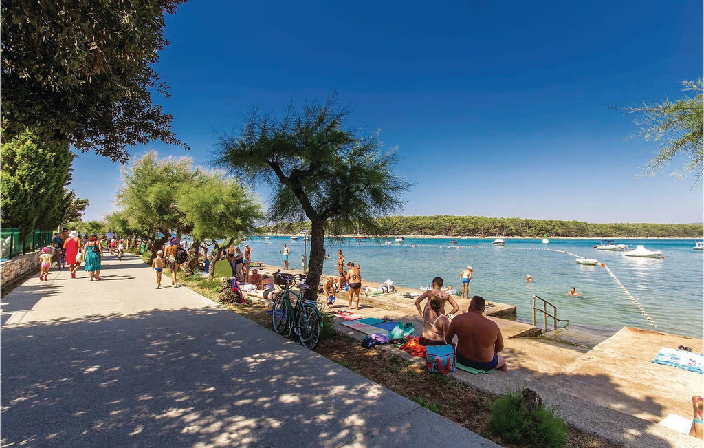 Apartment am Meer mit Pool, Terrasse und WLAN – 400 m vom Strand