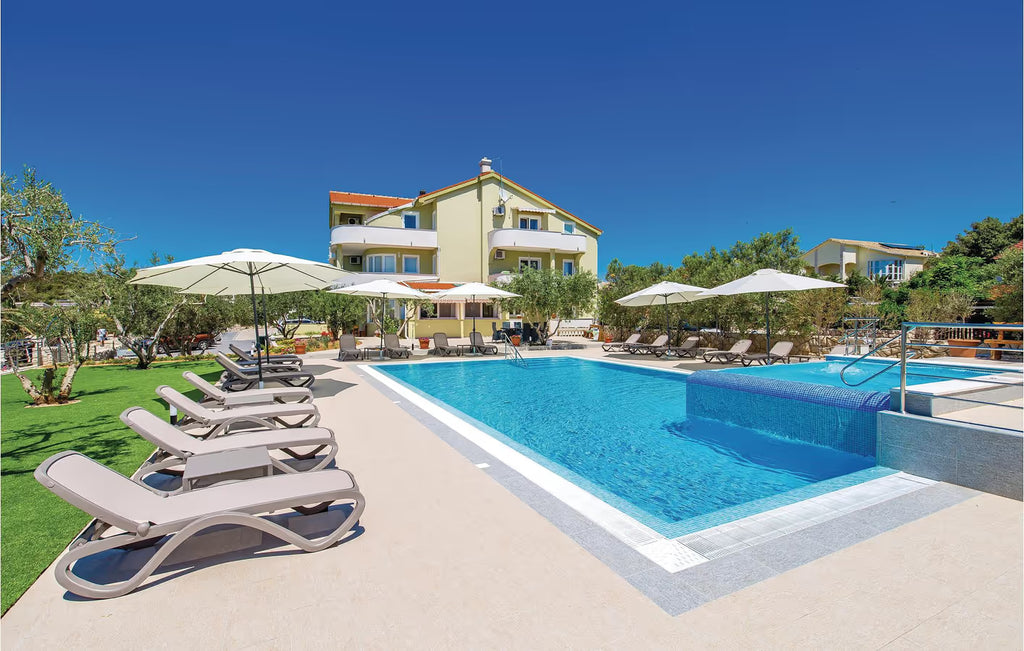 4 Personen Ferienwohnung mit Pool, 1000 m vom Strand