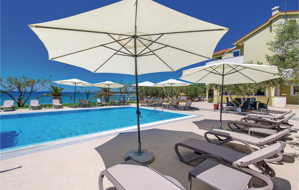 4 Personen Ferienwohnung mit Pool, 1000 m vom Strand