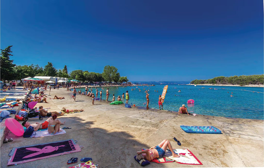 Apartment am Meer mit Pool, Terrasse und WLAN – 400 m vom Strand