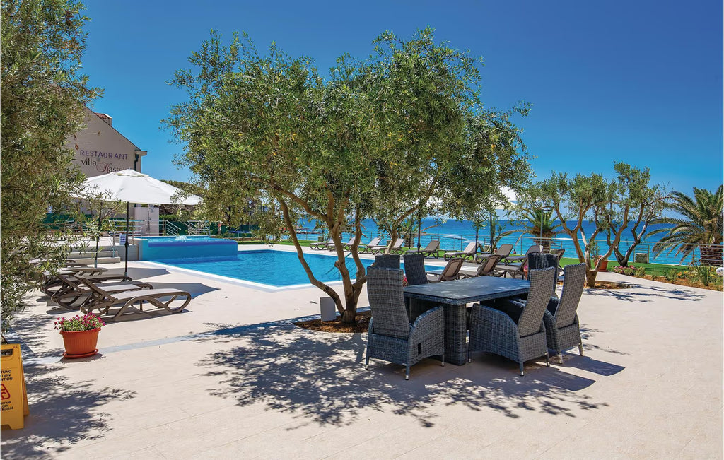 4 Personen Ferienwohnung mit Pool, 1000 m vom Strand