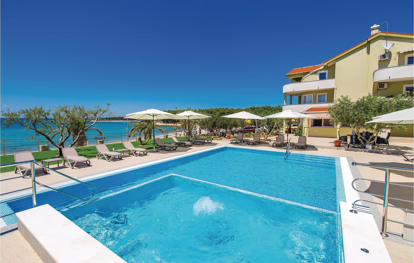 4 Personen Ferienwohnung mit Pool, 1000 m vom Strand
